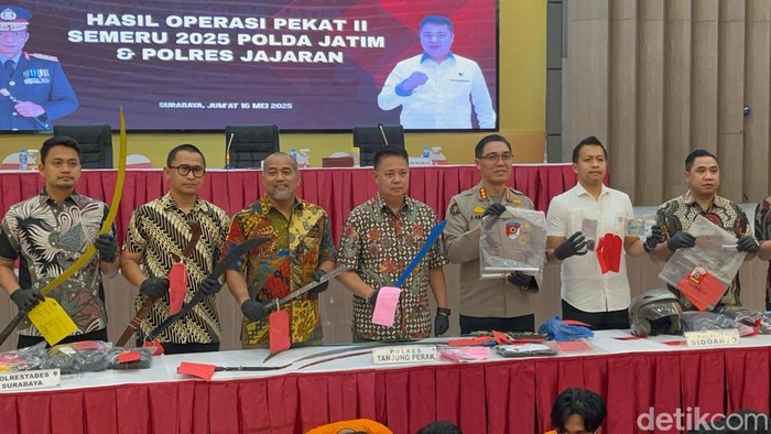 Kabid Humas Polda Jatim Kombes Jules Abraham Abast dan Dirreskrimum Polda Jatim Kombes Farman beserta jajarannya menunjukkan barang bukti hingga tersangka premanisme saat konferensi pers