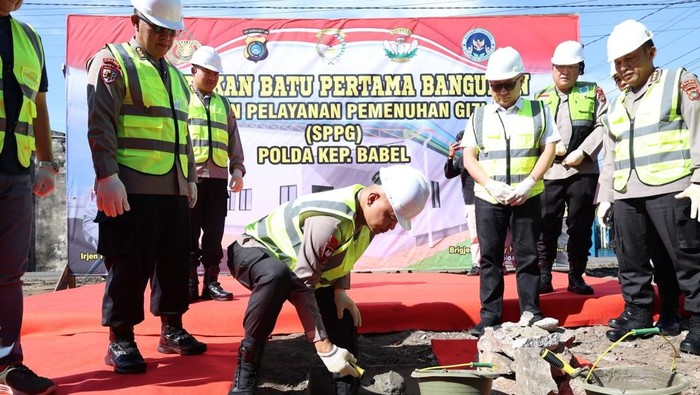 Kapolda Babel Irjen Hendro Pandowo melakukan groundbreaking proyek pembangunan Gedung SPPG.