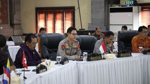 Kapolda Bali Irjen Daniel Adityajaya bertemu dengan konsul berbagai negara guna membahas keamanan pariwisata, Jumat (16/5/2025). (Dok. Polda Bali)