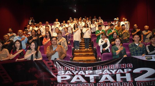 Kapolda Bali Irjen Daniel Adityajaya nobar film Sayap Sayap Patah 2 di XXI TSM Bali, Kamis (15/5/2025). (Dok. Polda Bali)