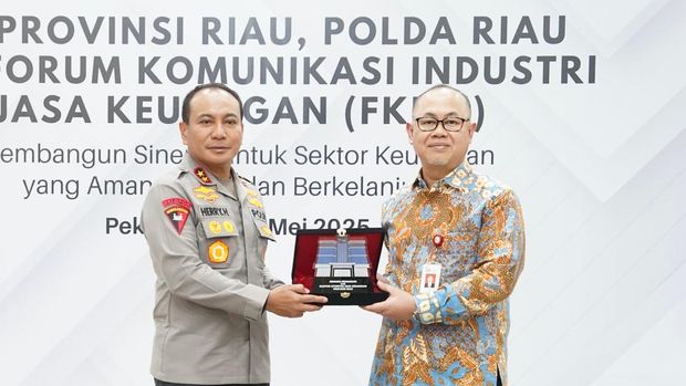Kapolda Riau Irjen Herry Heryawan memaparkan konsep Green Policing dan kaitannya dengan stabilitas ekonomi di kantor OJK.