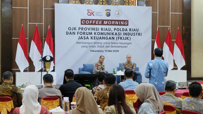 Kapolda Riau Irjen Herry Heryawan memaparkan konsep Green Policing dan kaitannya dengan stabilitas ekonomi di kantor OJK.