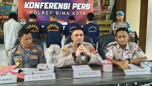Kapolres Bima Kota, AKBP Didik Putra Kuncoro (tengah), saat konferensi pers perihal hasil Operasi Pekat 2025 di Mapolres Bima Kota, Jumat, (16/5/2025). (Dok. Rafiin/detikBali)