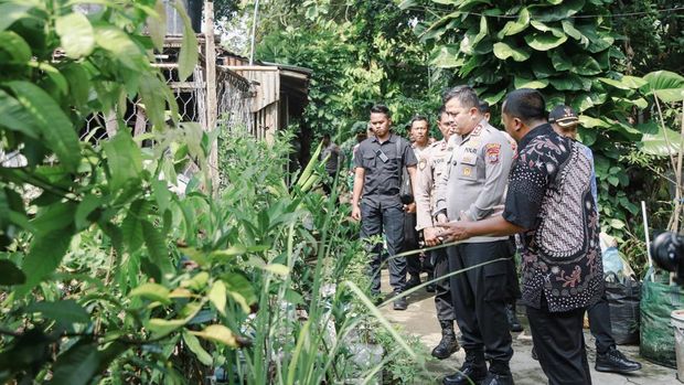 Kapolres Jombang saat meninjau Pekarangan Pangan Bergizi di Desa Mojotrisno. Kapolres Jombang saat meninjau Pekarangan Pangan Bergizi di Desa Mojotrisno.