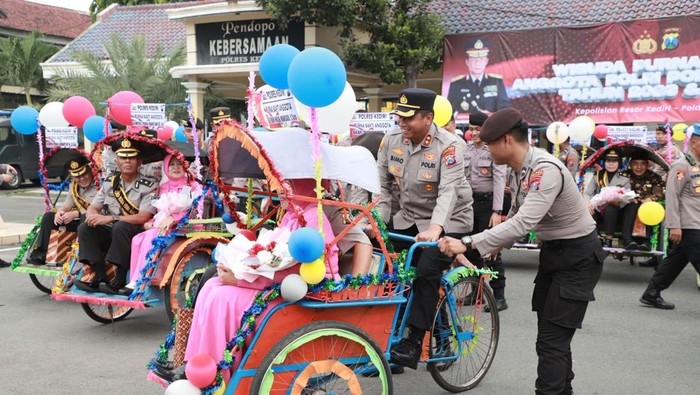 Kapolres Kediri AKBP Bimo Ariyanto saat melepas 27 anggotanya
