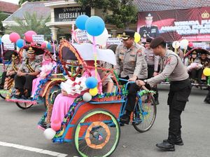 Kapolres Kediri Kayuh Becak Antar 27 Anggota Purna Tugas