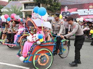 Kapolres Kediri Kayuh Becak Antar 27 Anggota Purna Tugas