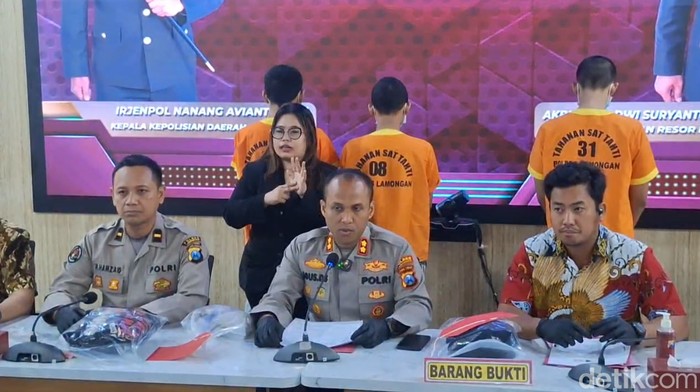 Kapolres Lamongan AKBP Agus Dwi Suryanto saat konferensi pers di Mapolres Lamongan bersama Kasatreskrim Polres Lamongan