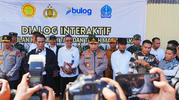 Kapolri Jenderal Listyo Sigit Prabowo bersama Mentan Andi Amran Sulaiman meninjau gudang bulog tempat penyimpanan hasil panen raya jagung di Bone, Sulsel. (Dok istimewa).