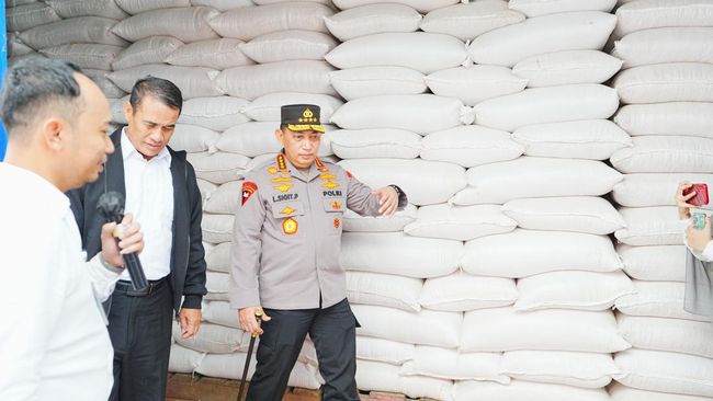 Kapolri Jenderal Listyo Sigit Prabowo bersama Mentan Andi Amran Sulaiman meninjau gudang bulog tempat penyimpanan hasil panen raya jagung di Bone, Sulsel. (Dok istimewa).