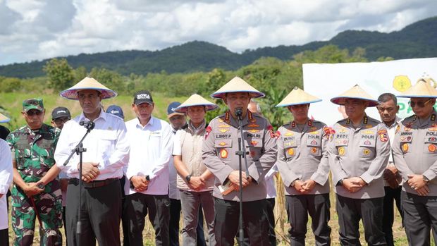 Kapolri Jenderal Listyo Sigit Prabowo bersama Menteri Pertanian (Mentan) Andi Amran Sulaiman melaksanakan kegiatan panen raya jagung di Bone, Sulawesi Selatan. (Dok istimewa).