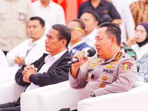 Kapolri dan Mentan Tinjau Gudang Bulog Bone, Sapa Petani dan Bagikan Bantuan