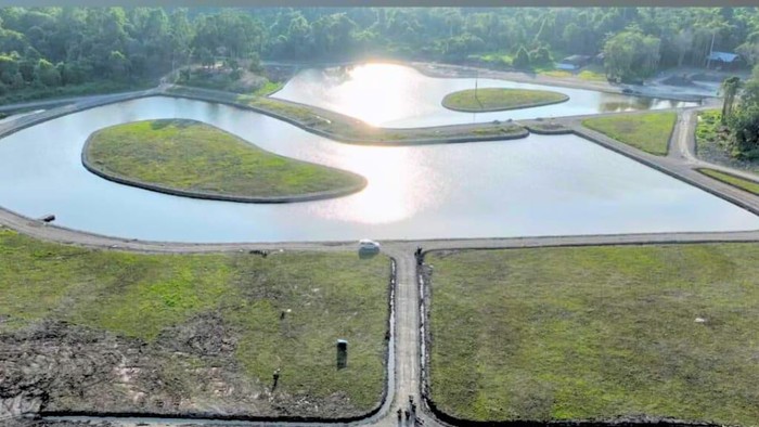 Kebun Raya Bunda Hayati di Jalan Sengkawit, Tanjung Selor sedang disulap menjadi destinasi ikonik Kabupaten Bulungan, Kalimantan Utara. Pemerintah Kabupaten Bulungan menggelontorkan dana Rp 30 miliar dari APBD 2025 untuk mempercantik kawasan tersebut dengan fasilitas modern.