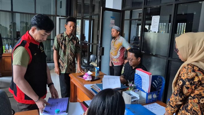 Penyidik Kejari Sidrap saat melakukan penggeledahan di Kantor Dispora Sidrap terkait kasus dugaan korupsi hibah KONI Sidrap.