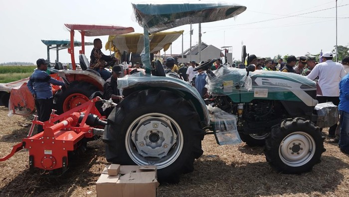 Kementan Salurkan Bantuan Alsintan Senilai Rp5 Miliar di Batang Petugas mengecek kendaraan roda tiga saat penyerahan bantuan alat pertanian di Kabupaten Batang, Jawa Tengah, Jumat (16/5/2025). Kementerian Pertanian menyerahkan bantuan alat pertanian kepada sejumlah petani atau kelompok petani di Batang senilai sekitar Rp5 miliar berupa traktor roda dua dan empat, kendaraan roda tiga, pompa air, pupuk, serta bibit pertanian untuk menunjang produktifitas dan percepatan hasil pertanian yang sejalan dengan program swasemba pangan yang dicanangkan Presiden Prabowo. ANTARA FOTO/Harviyan Perdana Putra/tom.