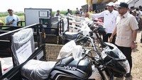 Bantuan berupa traktor, kendaraan roda tiga, pompa air, pupuk, dan bibit diserahkan untuk mendukung petani. Total nilai bantuan mencapai Rp5 miliar, ditujukan untuk meningkatkan produktivitas pertanian.