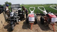 Petugas menyalakan traktor dalam acara penyerahan bantuan alat pertanian di Kabupaten Batang, Jumat (16/5/2025).