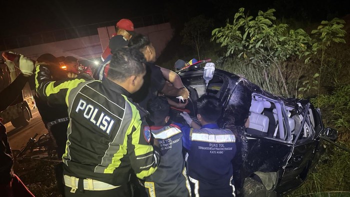 Kendaraan yang dikendarai anak mantan Gubernur Lampung terlibat laka di Tol Lampung.