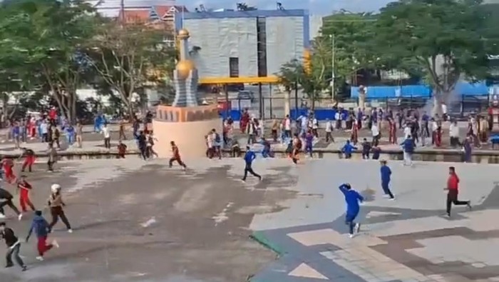Dua kelompok pelajar terlibat bentrok di area eks MTQ Kendari, Sulawesi Tenggara (Sultra). Polisi pun turun tangan menangani peristiwa itu.