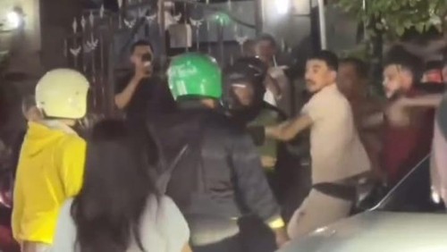 Keributan dua pria WNA dengan perempuan di Jalan Pantai Berawa, Banjar Tandeg, Desa Tibubeneng, Kuta Utara, Badung, Bali, Jumat (16/5/2025). (Tangkapan layar)