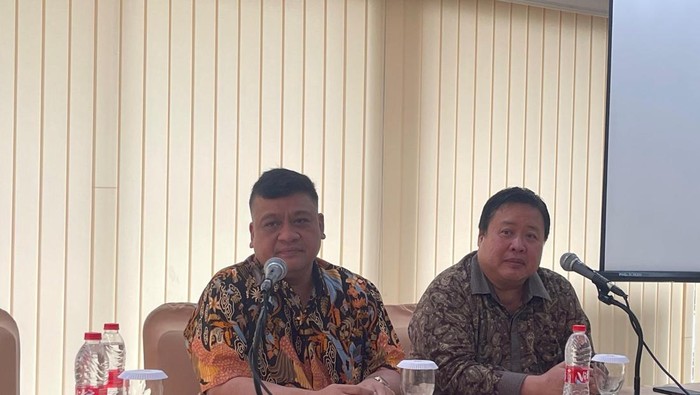 Ketua Komisi 3 DPRD Medan Salomo Pardede (kiri) memberikan keterangan bersama kuasa hukum (Istimewa)