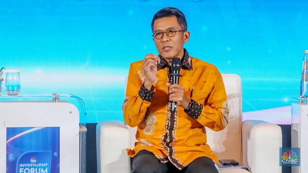 Ketua Komisi XI DPR RI, Mukhamad Misbakhun menyampaikan paparan dalam CNBC Indonesia Investment Forum 2025 di Jakarta, Jumat (16/5/2025). (CNBC Indonesia/Faisal Rahman)