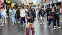 Sudah gak gerimis lagi nih.... Kimmy menambahkan jaket kulit berwarna hitam saja penampilannya jadi beda. Foto: dok. Instagram Kimmy Jayanti