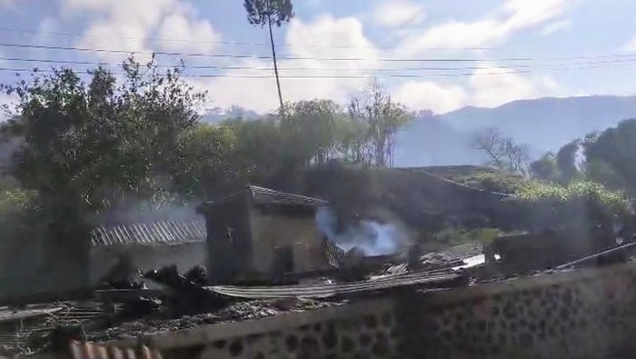 Kondisi rumah afdeling PTPN usai dibakar warga