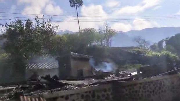 Kondisi rumah afdeling PTPN usai dibakar warga