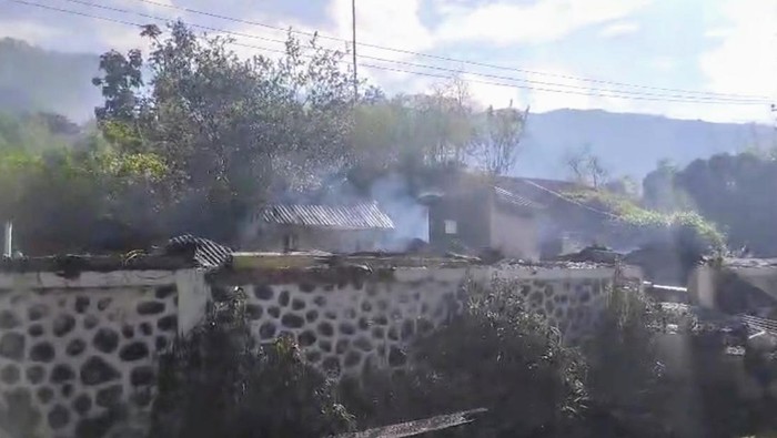 Kondisi rumah afdeling PTPN usai dibakar warga