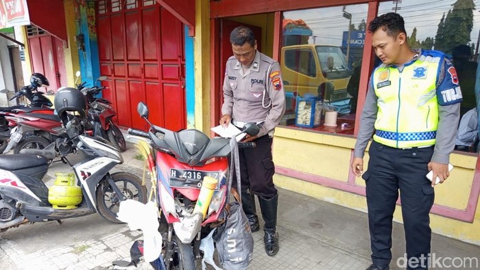 Kondisi sepeda motor yang dikendarai korban kecelakaan di Secang, Magelang, Jumat (16/5/2025).