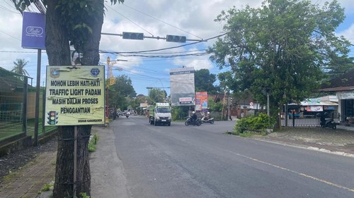 Kondisi traffic light di simpang tiga Jalan Raya Veteran, Padangkerta, Karangasem,  Jumat (16/5/2025). Lampu lalu lintas ini telah padam seminggu lebih. (Selamat Juniasa/detikBali)
