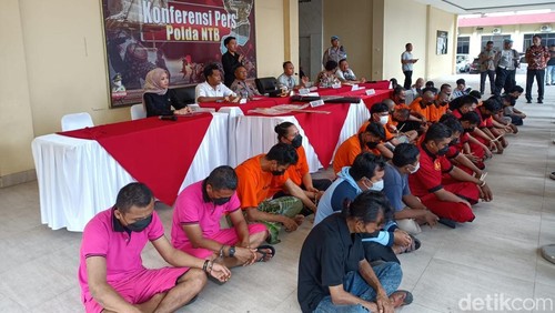 Konferensi pers hasil pengungkapan kasus premanisme di Polda NTB, Jumat (16/5/2025). (Foto: Abdurrasyid Efendi/detikBali)