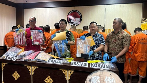 Konferensi pers pengungkapan kasus narkoba di Ditresnarkoba Polda Bali, Jumat (16/5/2025). (Dok. Polda Bali)