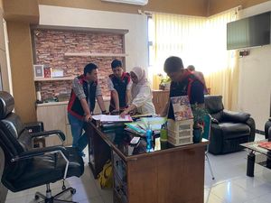 Nyaris Pingsan Saat Diperiksa, Kadinkes Karanganyar Tersangka Korupsi Masuk RS