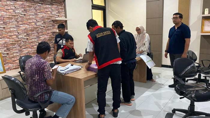 Kejari Karanganyar saat melakukan penggeledahan di kantor Dinas Kesehatan Kabupaten Karanganyar, Jumat (16/5/2025).