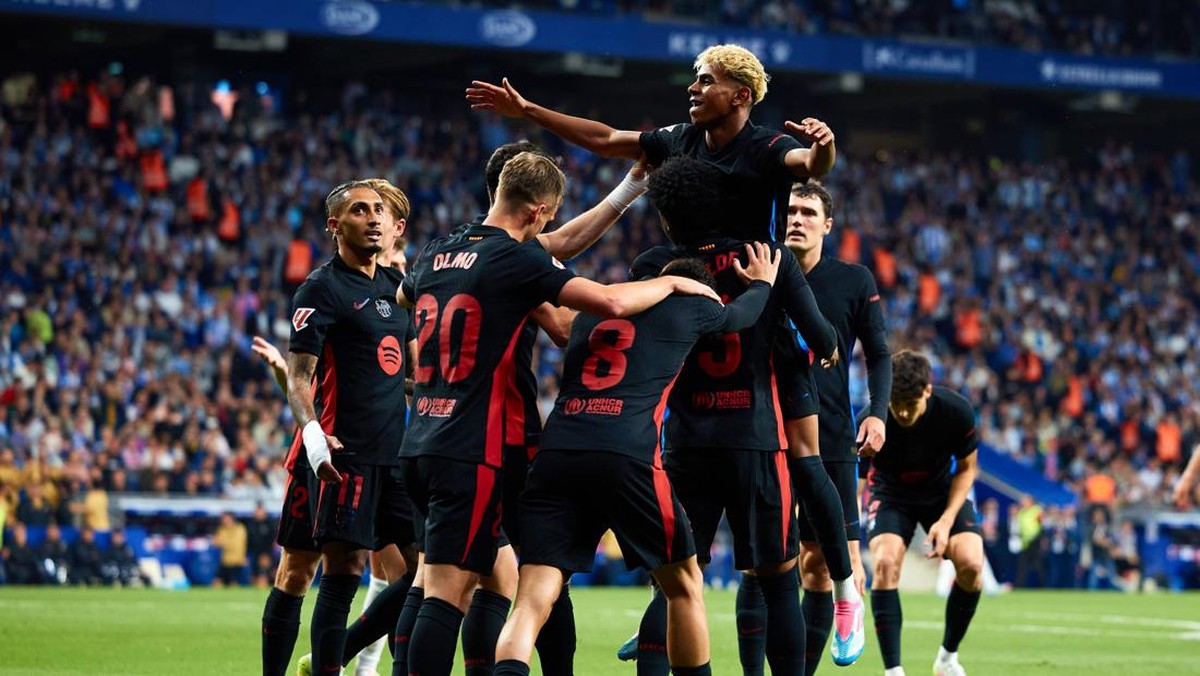 Barcelona juara karena percaya pada Hansi Flick sejak awal. (Foto: Photo by Omar Arnau/Quality Sport Images/Getty Images)