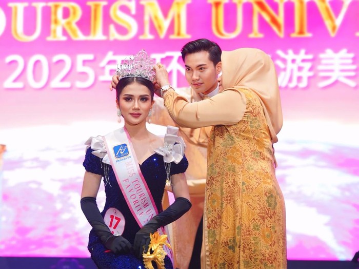 Loly Love, penyanyi dangdut dan aktris, dinobatkan sebagai Miss Metropolitan Indonesia 2025, meraih tiga gelar sekaligus.