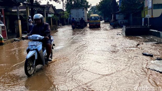 Luapan Sungai Cijagra membuat Jalan Majalaya-Cicalengka banjir.