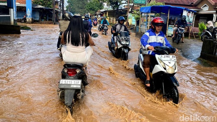 Luapan Sungai Cijagra membuat Jalan Majalaya-Cicalengka banjir.