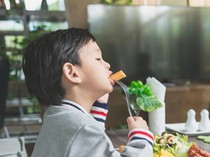 7 Cara Meningkatkan Nafsu Makan Anak dan Rekomendasi Vitamin Alaminya