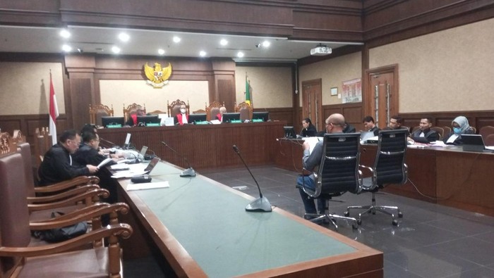 Mantan ketua sekaligus komisioner KPU, Hasyim Asyari  saat menjadi saksi dalam persidangan kasus Harun Masiku.