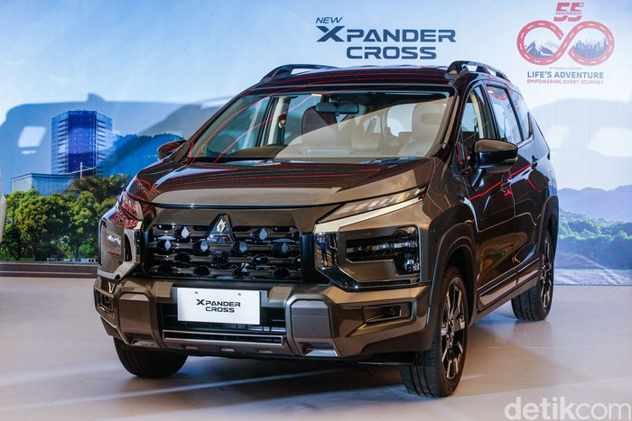 PT Mitsubishi Krama Yudha Sales Indonesia (MMKSI) meluncurkan New Xpander dan New Xpander Cross di Indonesia setelah pertama kali diluncurkan di Indonesia sebagai MPV yang mengubah pasar tahun 2017.