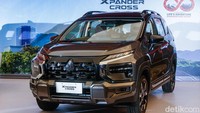 New Xpander Cross terbaru dibuat lebih tangguh. Eksteriornya sekarang memiliki Mesh Grille, Skid Plate, Daytime Running Light, New Continuous Turn Signal, desain velg 17 inch, dan bemper belakang baru.