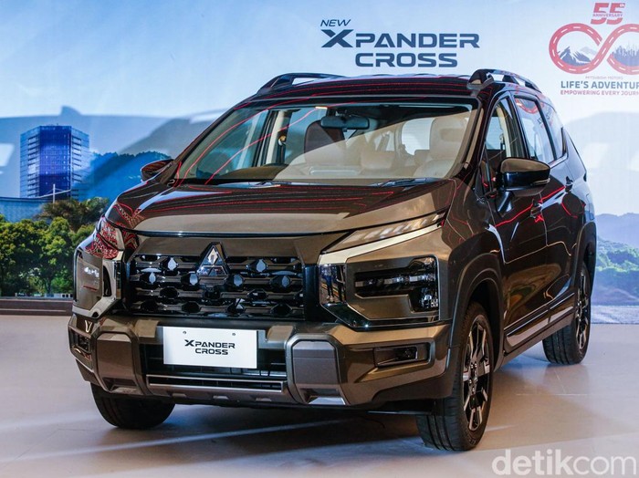 PT Mitsubishi Krama Yudha Sales Indonesia (MMKSI) meluncurkan New Xpander dan New Xpander Cross di Indonesia setelah pertama kali diluncurkan di Indonesia sebagai MPV yang mengubah pasar tahun 2017.
