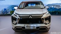 Mobil 7 penumpang ini mendapat varian baru serta penyegaran estetika dari eksterior dan interior. New Xpander mengalami sentuhan baru dari sisi eksterior: mulai dari grille, black headlight extension frame, silver aero black skirt, desain bumper, fog lamp, dan desain velg.