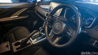 Masuk ke dalam, New Xpander juga mendapat sentuhan baru. Misalnya interior hitam, fabric seat material, new steering wheel, new 8 inch, 10 inch Head Unit, Multi Around Monitor. New Xpander dilengkapi dengan total 6 SRS Airbag yang memberikan keselamatan lebih bagi pengemudi dan penumpang. Serta hadirnya Active Yaw Control. Selain itu, Mitsubishi juga merilis Xpander varian baru Exceed Tourer.