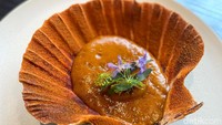 Kemudian ada menu Besan, terinspirasi dari sayur Besan khas Betawi yang mulai langka ditemukan di Jakarta. Disajikan dengan espuma foam dan scallop. Foto: detikFood