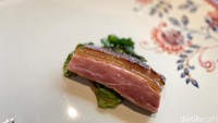 Kalau ini menu Duck Porridge, hidangan bebek dry aged yang disimpan selama 14 hari kemudian disajikan dengan bubur dari olahan buckwheat. Foto: detikFood