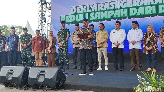 Menteri Desa dan Pembangunan Daerah Tertinggal (Mendes PDT) Yandri Susanto memimpin Gerakan Desa Peduli Sampah. (Taufik S/detikcom)